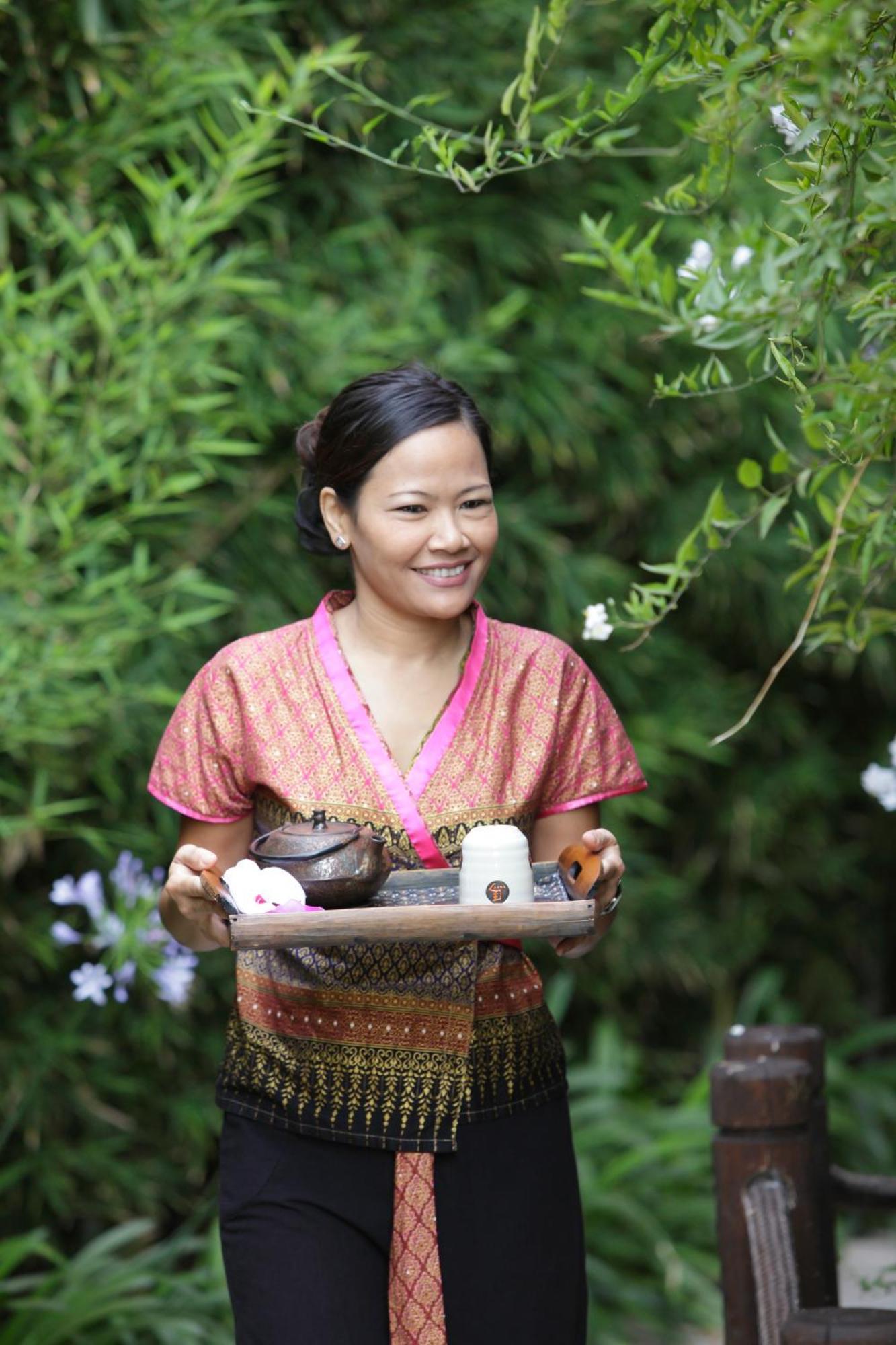 Asia Gardens Hotel & Thai Spa, A Royal Hideaway Hotel Фінестрат Екстер'єр фото Thai woman serving tea