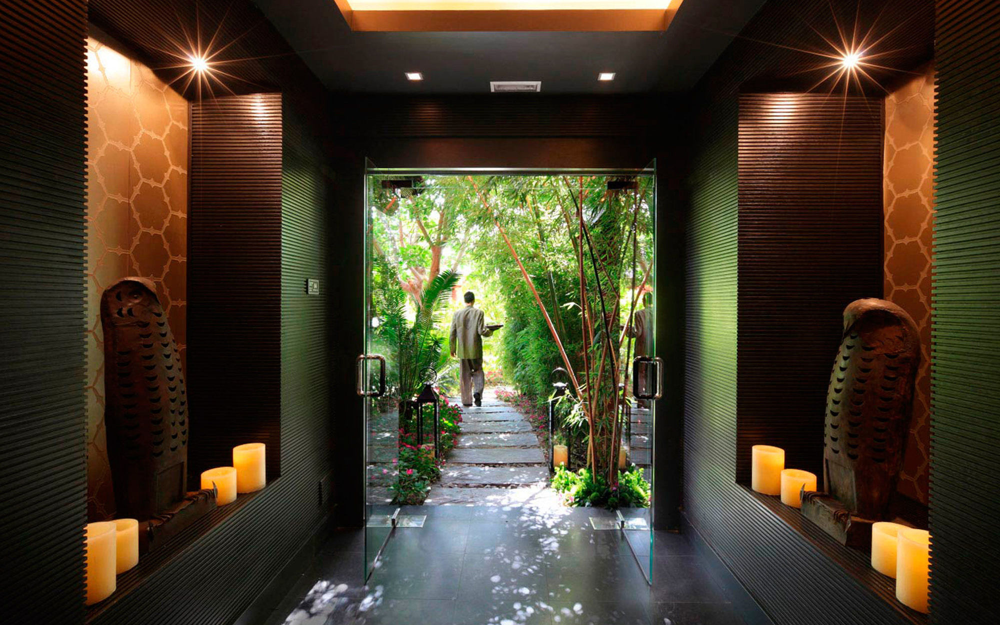 Asia Gardens Hotel & Thai Spa, A Royal Hideaway Hotel Фінестрат Ресторан фото Entrance to the spa at The Ivy at Veranda