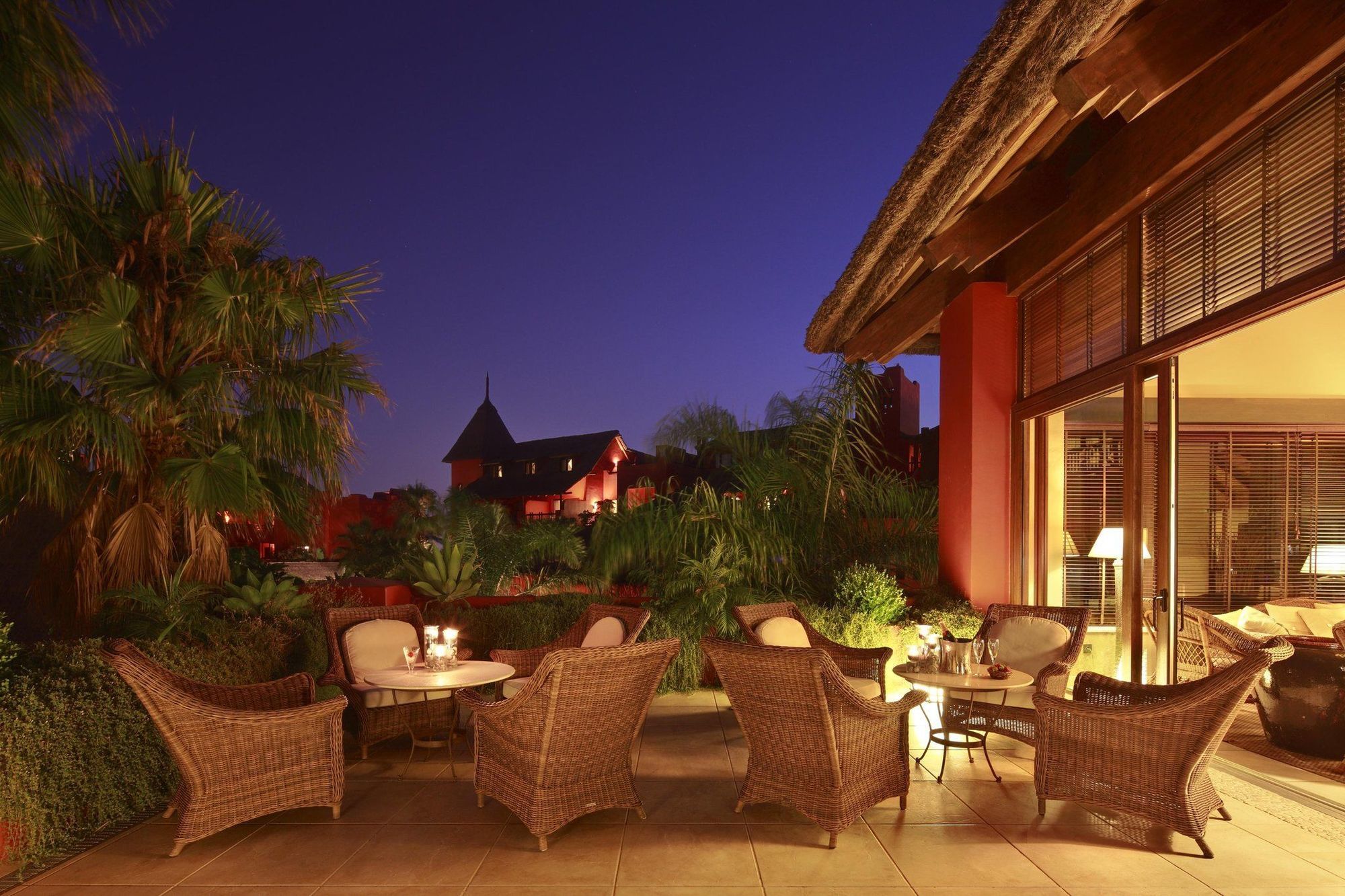 Asia Gardens Hotel & Thai Spa, A Royal Hideaway Hotel Фінестрат Ресторан фото The Terrace at the Mandarin Oriental, Munich