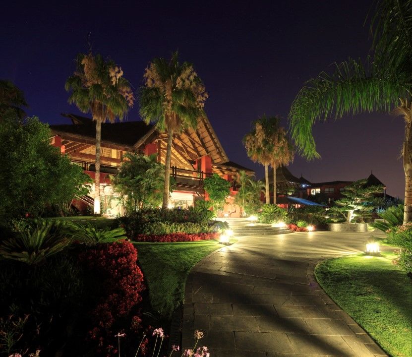 Asia Gardens Hotel & Thai Spa, A Royal Hideaway Hotel Фінестрат Екстер'єр фото The resort at night